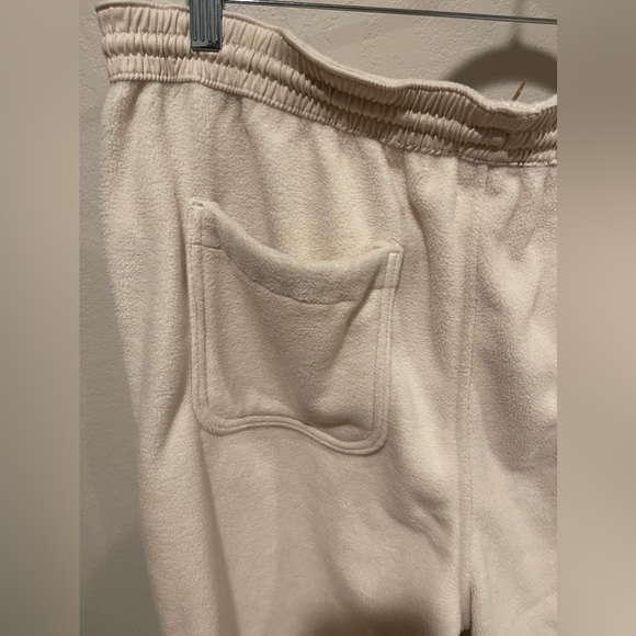 NWT Amazon Essential Unisex Regular Fit Microfleece Closed Bottom Ivory Pants - Picture 3 of 5